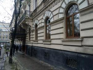 a building with windows on the side of a street at Mini Hotel Central Park in Lviv