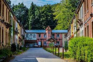 eine Kopfsteinpflasterstraße in einer Gasse mit Gebäuden in der Unterkunft Hotel Harzlodge in Goslar