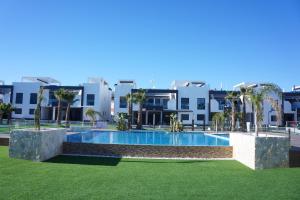 una piscina frente a un edificio en Apartment Oasis Beach La Zenia, en Playas de Orihuela