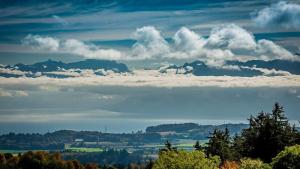 - une vue sur une vallée avec des arbres et des nuages dans l'établissement Auberge au Cavalier, à Saint-George
