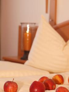Łóżko lub łóżka w pokoju w obiekcie Der Sailer Hotel & Restaurant