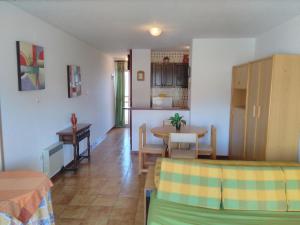 a living room with a table and a kitchen at Alpen1 Peñismar I in Peniscola