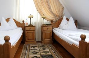 Un pat sau paturi într-o cameră la Pensiunea Vraja Muntelui