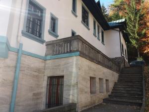 - une vue sur l'extérieur d'un bâtiment avec des escaliers dans l'établissement Hotel Tantzi, à Sinaia