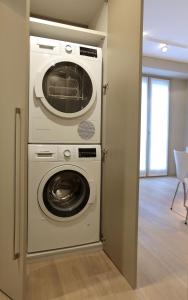 Waschmaschine und Trockner im Zimmer in der Unterkunft Suite Porta Romana #2 in Mailand