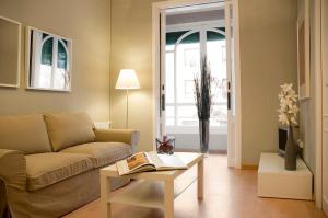 una sala de estar con un sofá y una mesa en Barcelonaguest, en Barcelona