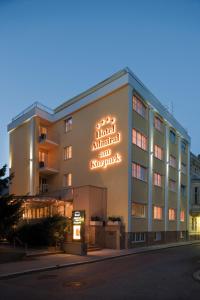 un edificio con un cartel en el costado en Hotel Admiral am Kurpark, en Baden