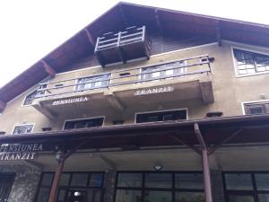 un edificio con un cartel en el costado en Pensiunea Tranzit Sinaia, en Sinaia