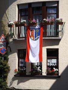 eine Flagge, die von einem Gebäude mit Fenster hängt in der Unterkunft Zum Achten Himmel in Klotten