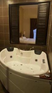 ein Badezimmer mit einem weißen Waschbecken und einem Spiegel in der Unterkunft Qastury Gold Coast Morib Resort in Morib