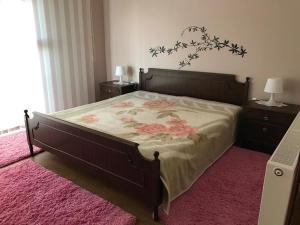 Un pat sau paturi într-o cameră la Guest Rooms Profirov