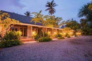 En have udenfor Ruean Thai Nai Bang by PANSAK Resort