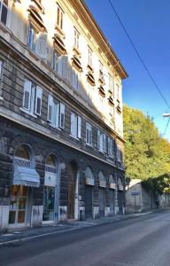 un gran edificio al costado de una calle en Angel, en Trieste