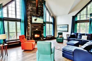 sala de estar con muebles y chimenea en Chalet 19 Chemin Blanc by Les Chalets Alpins, en Stoneham
