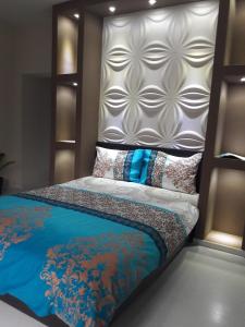 1 dormitorio con 1 cama con cabecera y almohadas en Georgievi Guest House, en Sapareva Banya