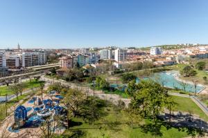 einen Luftblick auf einen Park mit einem Wasserpark in der Unterkunft Residencial Jardim da Amadora in Amadora