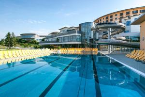 einen großen Pool mit Wasserrutsche in der Unterkunft Allegria Resort Stegersbach - Allegria Hotel in Stegersbach