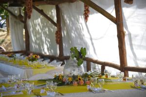 ソレントにあるアグリツーリズモ プリマルーチェの花瓶式のテーブル