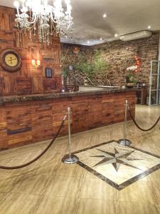 a room with a bar with a clock on the wall at Beira Rio Palace Hotel in Piracicaba