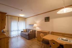 un salon avec une table et un canapé dans l'établissement Residence Edelweiss, à San Martino di Castrozza
