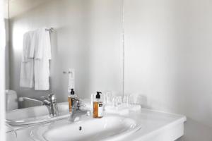 Koupelna v ubytování Hotel Höfn + 37 fotografií