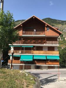 un gran edificio de madera con un balcón en una calle en Little Limone, en Limone Piemonte