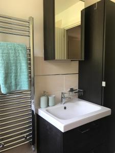 リモーネ・ピエモンテにあるLittle Limoneのバスルーム(白い洗面台、鏡付)