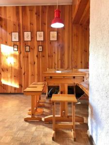 マドンナ・ディ・カンピリオにあるFevri Studioの木製の壁の客室内の木製テーブルとベンチ
