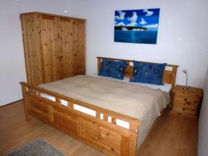 Ein Bett oder Betten in einem Zimmer der Unterkunft FeWo "Eva"