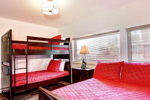 - une chambre avec deux lits superposés et un lit dans l'établissement Chalet 15 Chemin des Quarante by Les Chalets Alpins, à Stoneham