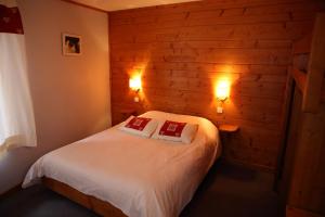 A bed or beds in a room at La Ferme du Bois Barbu