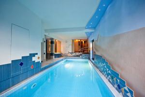 a swimming pool with blue tiles on the walls at Galicówka in Poronin