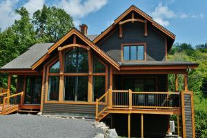 Casa grande con porche y balcón. en Chalets Alpins -13 Chemin des Skieurs, en Stoneham
