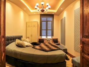 En eller flere senger på et rom på Maroon Residence
