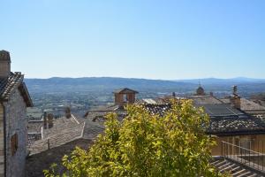 uma vista da cidade a partir dos telhados dos edifícios em Palazzo Calocci appartamenti in Assisi em Assis