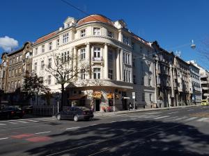 un gran edificio blanco en una calle de la ciudad con coche en Zagreb Spin&Fly, en Zagreb