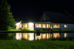 陶格夫匹尔斯Stārķis的夜晚的房屋,灯光照亮