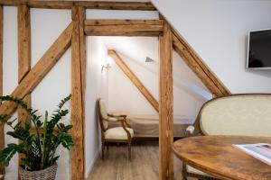 una habitación con mesa y sillas y una habitación con ático en Hotel Vadian Garni, en St. Gallen