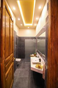 Een badkamer bij Maroon Residence