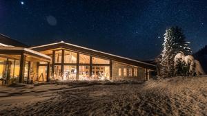 a house in the snow at night at Terra - The Magic Place Relais & Châteaux in Sarntal