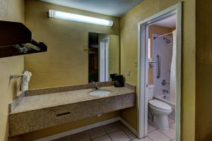 Koupelna v ubytování Kingsway Inn Corsicana + 7 fotografií