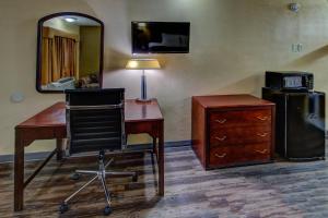 TV a/nebo společenská místnost v ubytování Kingsway Inn Corsicana