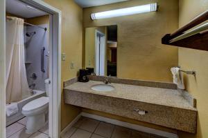 Koupelna v ubytování Kingsway Inn Corsicana