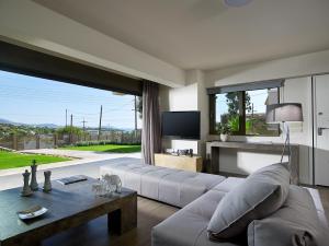 A seating area at Elaia Luxury Suites Lagonisi