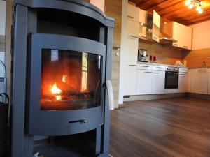 Kuchyň nebo kuchyňský kout v ubytování Ferienhaus Kristabauer