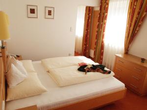 Łóżko lub łóżka w pokoju w obiekcie Der Sailer Hotel & Restaurant