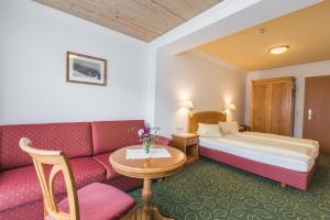 A bed or beds in a room at Hotel Niederreiter Még 37 kép