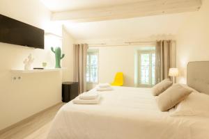 Hotel Restaurant des Maures tesisinde bir odada yatak veya yataklar