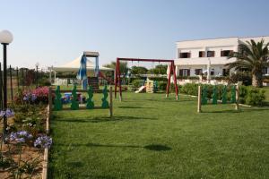 un parque con parque infantil con columpio en Residence Club Barbara, en Ostuni