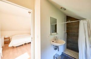 Koupelna v ubytování Holiday Home Beausoleil + 22 fotografií